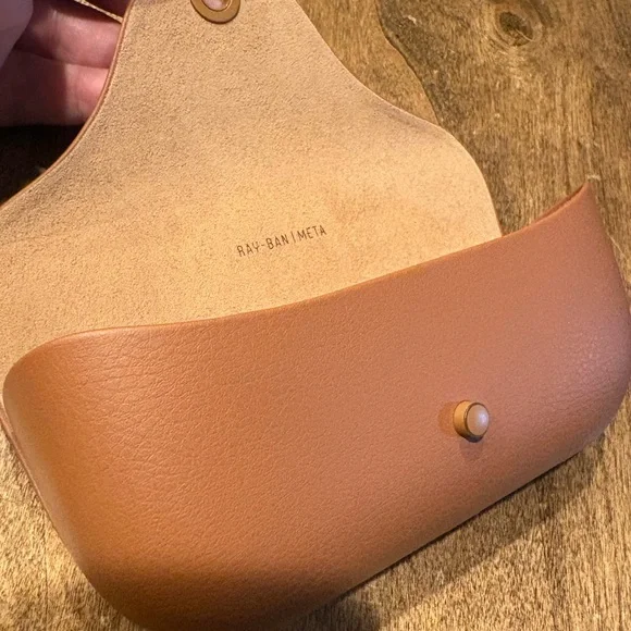 Ray-Ban Meta Brown Charging Case - Picture 4 of 9